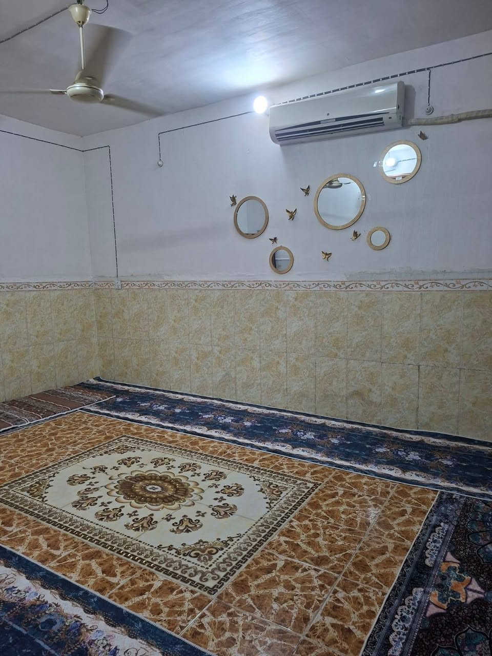 بيت في الكريمية قرب الاسالة 200 م 
البناء :- استقبال + غرفتين نوم + صالة + مطبخ حار ومطبخ بارد 
موبايل ***********
