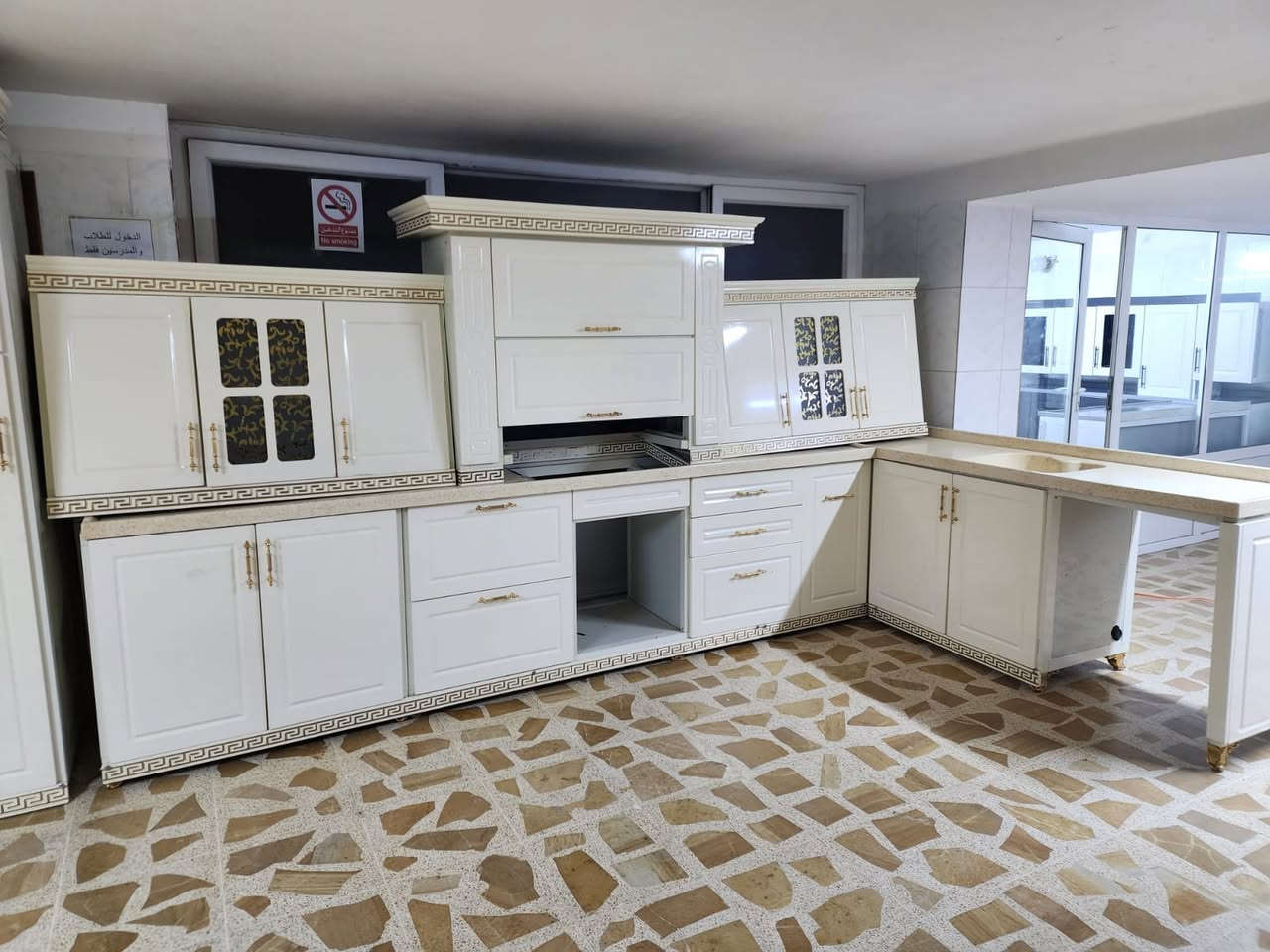 كاونتر موديل ملكي
مستخدم شي قليل جداً
قياس 5امتار و25سم 
وسنك مترين و 25سم كامل مرمر  
للستفسار ع وتساب ***********
