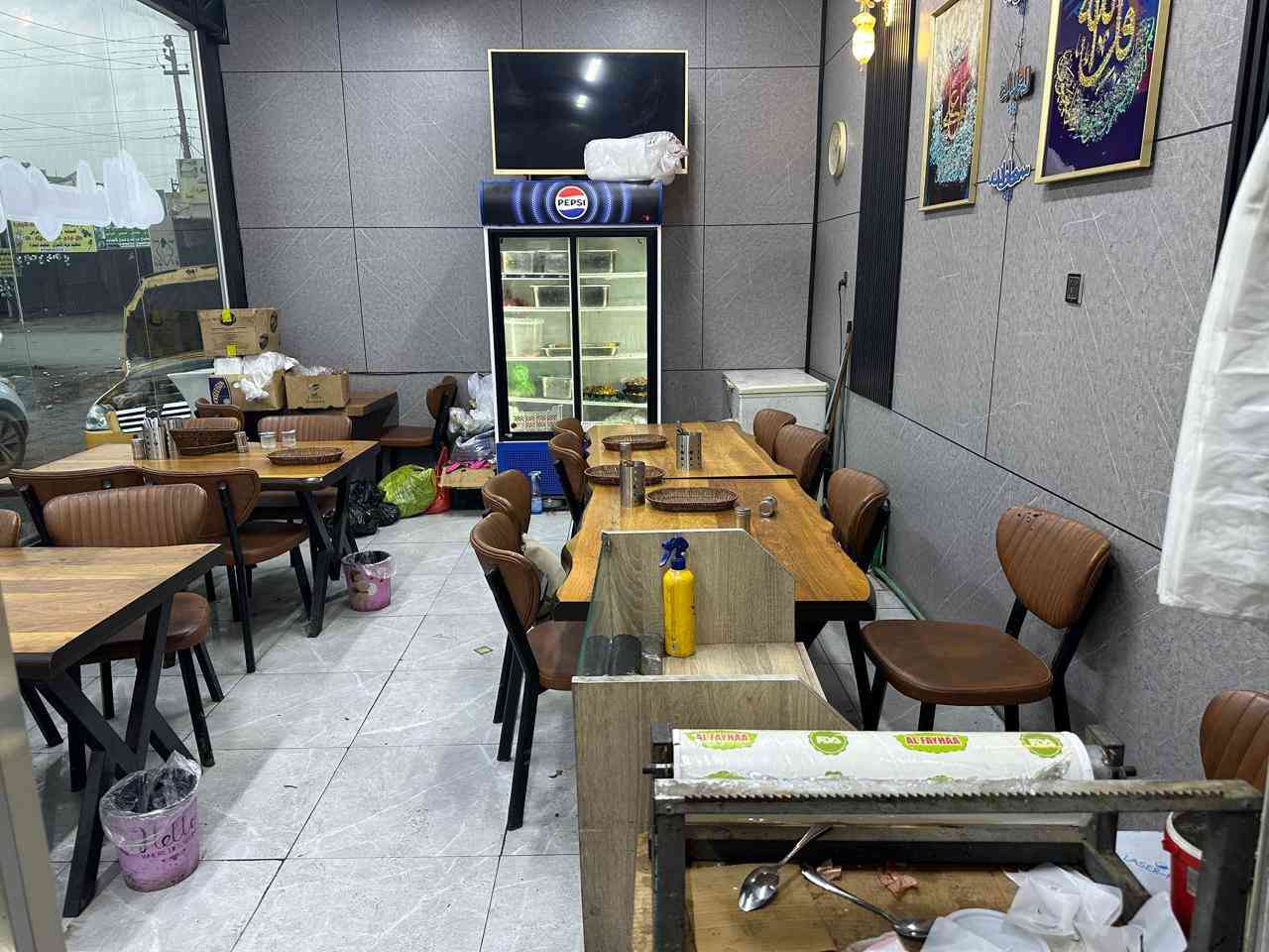 سلام عليكم مطعم للبيع صناعة البياع الشارع الخامس واجهة 9 متر ونص نزال 4 متر ونص ايجار 500 للتصال ***********
