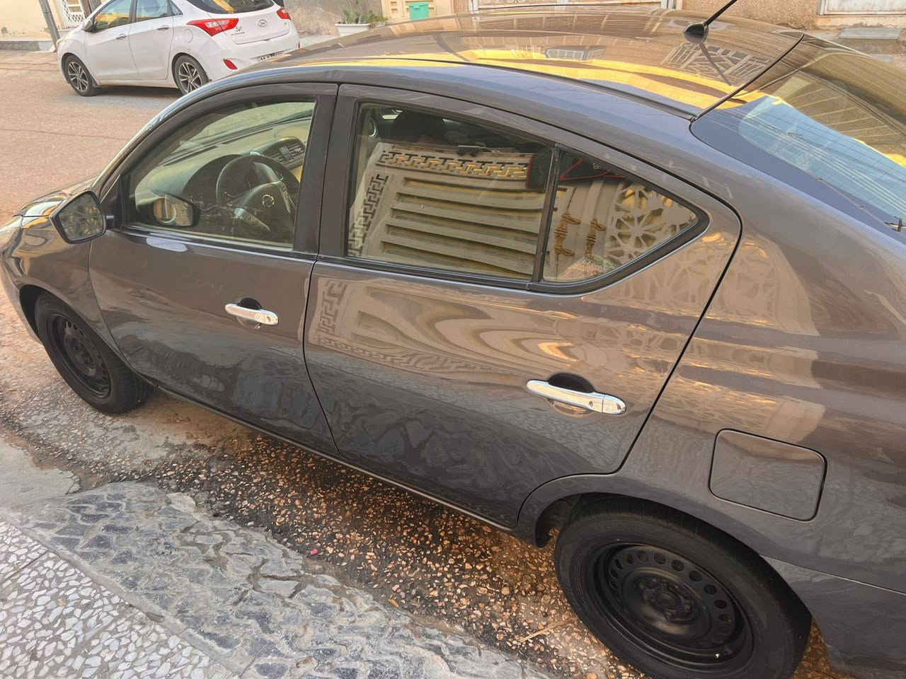 سلام عليكم . فيرسا  السعر ٨٩ ورقة وبيهة مجال 
اقرة التفاصيل حته متعبني ولا اتعبك 

نيسان فيرسا 
سنة الصنع 2018
المنشاء  وارد امريكي ( مكسيكي )
الموديل فيرسا
الفئة vs 
حجم ١٦٠٠ 
مكينه  و كير  كفالة  مكينه نشطة حيل 
الأجزاء المطلية خمس قطع 
اللوحة واسط، خصوصي
اللون الرمادي
مادة المقعد قماش
عدد المقاعد 5
سنوية لل ١١  تسقط 
مواصفات ،،،،،، 
الكاميرا الخلفية،،، مسند الذراع،،، مثبت السرعة،،، نوافذ كهربائية،،، شاشة لمس  ،،، قفل مركزي للأبواب. 
نقص السياره ... 
نبريد ،،  ٢ بلاجكتور  فقط لايت  ،،  اشياير امامية  ،، 
الضرر ....
١) جاملغ الخلفي ربع  صبغ بسبب الجراد .
٢) الجاملغات الامامية ٢ تبديل +صبغ  
٣) البنيد تبديل +صبغ  
٤) البك لايت الخلفي بي فطر + الماصده الامامية مفطرة من الشمس 

هذه كل ما يخص السيارة . 
استفسار  هذه رقمي .
***********
