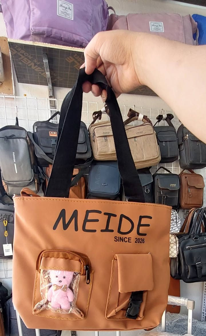 زبائننا الكرام❤️🌹
👜 حقيبه توت باك نسائي  ماركه MEIDE ام الدب الحجم الوسط  الاصلي
🔺خامه الحقيبه وتر بروف ضد الماء
🔺مداليه دب مع كل حقيبه
🔺2خانه للحقيبه كبير ووسط
🔺مكينه السحاب حديد
🔺شكل انيق وحقيبه ناعمه وخفيفه
سعر الحقيبه 5.000الاف فقط✅
سعر القطعتين 9.000الاف فق✅
📩 للحجز والاستفسار راسل الصفحة او الاتصال علئ الرقم ***********
متوفر توصيل داخل الحي والمحافضات                   
           (معرض عالم الحقائب خيارك الافضل)
