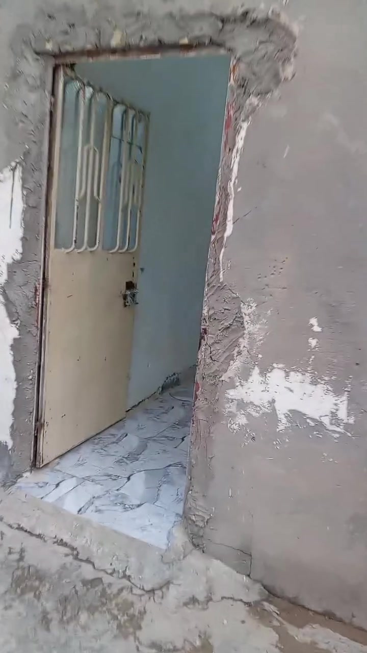 سلام عليكم بيت البيع مكان حي سكينه  مساحه 200  يحتوي عل غرفتين  وهول ومطبخ داخلي وخرجي  سقف سندويج  لاستفساره عل رقم ***********
