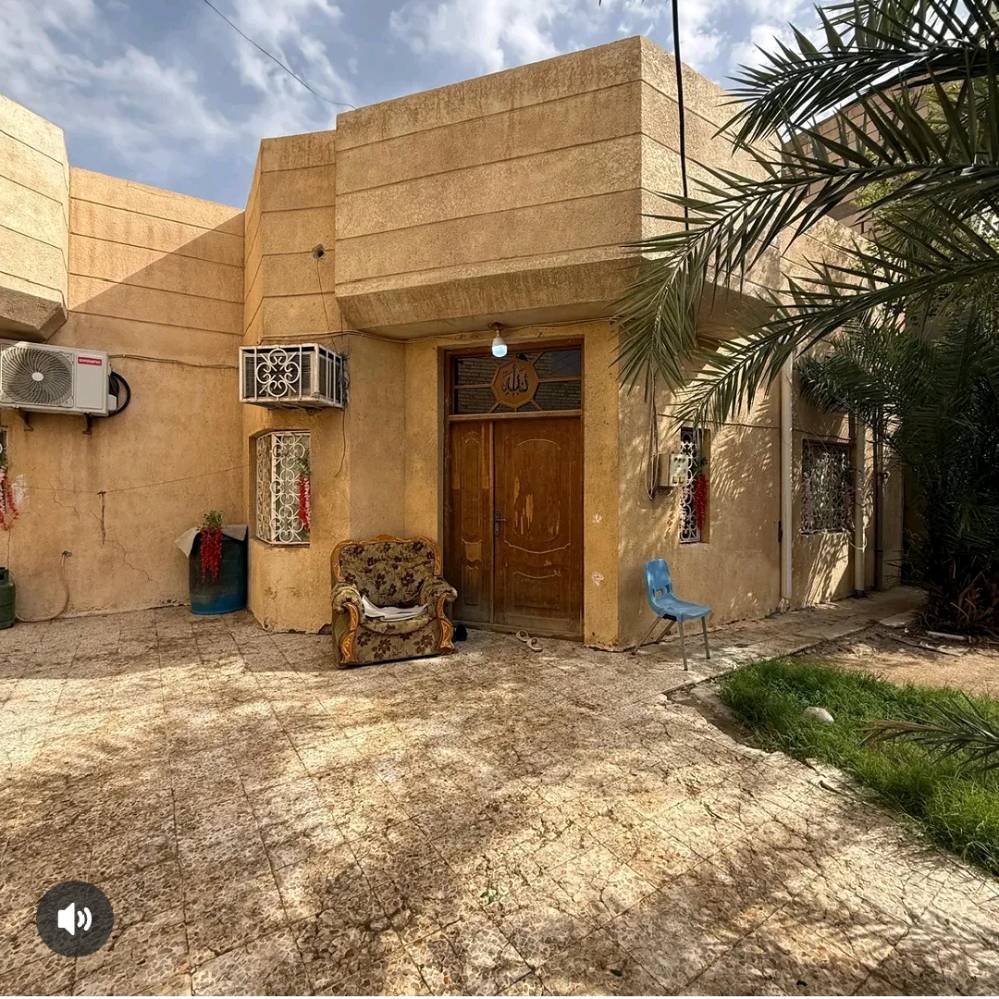 الدار للبيع 300 متر 
واجهه 15متر 
نزال 20 متر 
استقبال 
هول 
غرفتين منام 
حمام داخلي +حمام خارجي 
حديقه 8*4
كراج 11*7.5
يكفي  سيارتين 
البيت طابق واحد 
السعر 525
 للاستفسار الاتصال على الرقم