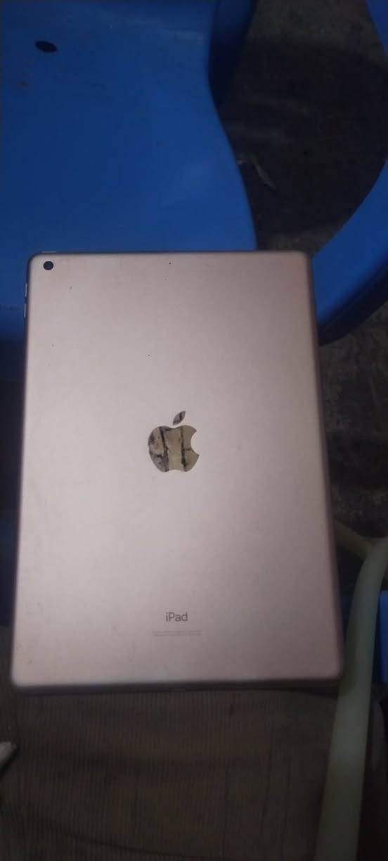 من رخصت الأدمن ادسلام عليكم ايباد 9 للبيع كامل مكمل  شاحنه اصليه بس كارتونه وسماعاته ماعندي وانطي بي ضمان سبوع وضرره بس دكمه التشغيل تعلك والبصمه واكفه بس الدكمه تشتغل مال بصمه عادي ايباد نقطه تعليك مابي  السعر225 وبي مجال قليل مكاني بغداد الشعله هاذا رقمي *********** متواجد على جميع مواقع التواصل وشكرا الكم♥️🌹،
