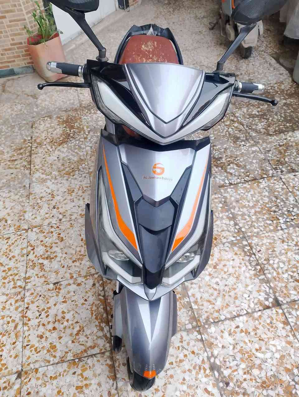 السلام عليكم سكنس شحن
ملف 1500 

6بطاريات صارلهن تقريباً 3اشهر من بدلتهن

شغاله بالكامل مابيه اي نقص 

بيه نضام R و أم بي ثري 

دراجة نضيفه مابيه اي شي مبدل غير بطارية لان هنه ستهلاكيات  
سرعته 60 
تمشيك تقريباً 25كيلو 

سعر 650 وبيه مجال 

عنوان بغداد /بلديات /رقم الهاتف/***********
