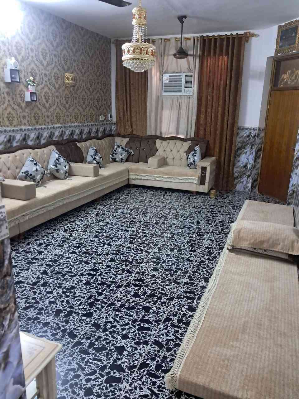 سلام عليكم
دار للبيع الحصوه منطقه ٦٠٠٠
بيت ركن طابقين بناء حديث 
٤ غرف نوم 
٢ حمام 
٢ مطابخ 
وباقي كامل مكمل اي نقص مابي 
الاستفسار اتصل او وتساب 
***********
