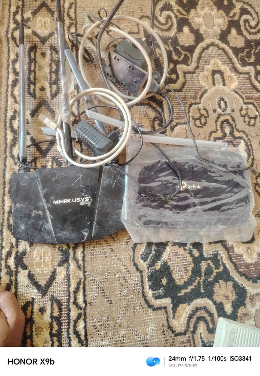 سلام عليكم للبيع  راوترات 2  ونانو  و يو بي إس. وجهاز ظوئي نظيفات وشغالات كاملات حت  شواحن وياهم  سعر 200 الف قفل كلهم شلعه  ***********

