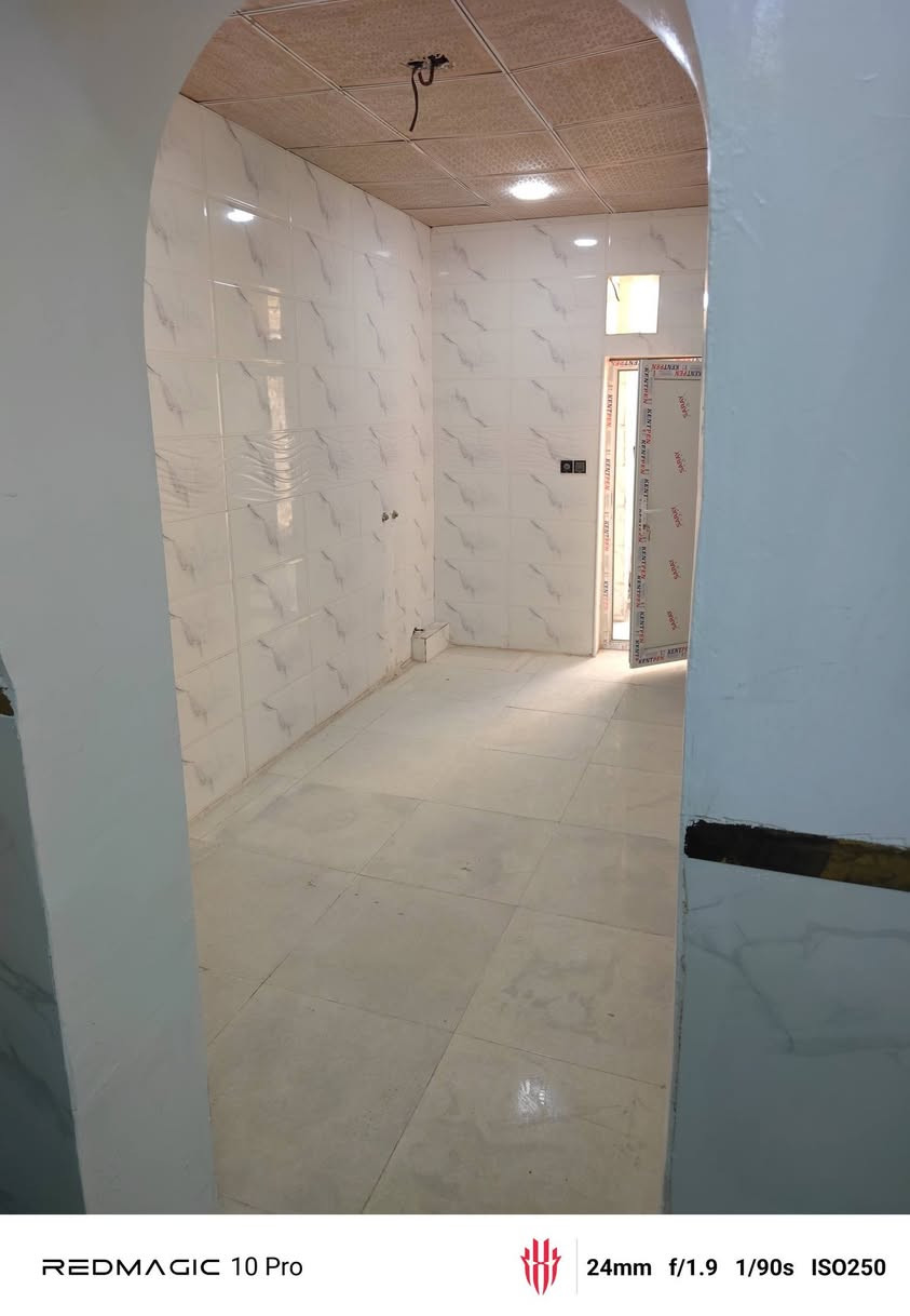 بيت طابقين للبيع  يصلح سكن او حسينيه  سند 25 قرار محكمه   الجاير قريب النفق  الامام العباس يبعد عن لامام كيلو ونص مساحة 70 م 3 غرف صاله استقبال مطبخ صحيات   البيت ترميم جديد  سيراميك جدران ولمطبخ ارضيه  بورسلين. للستفسار. ***********
