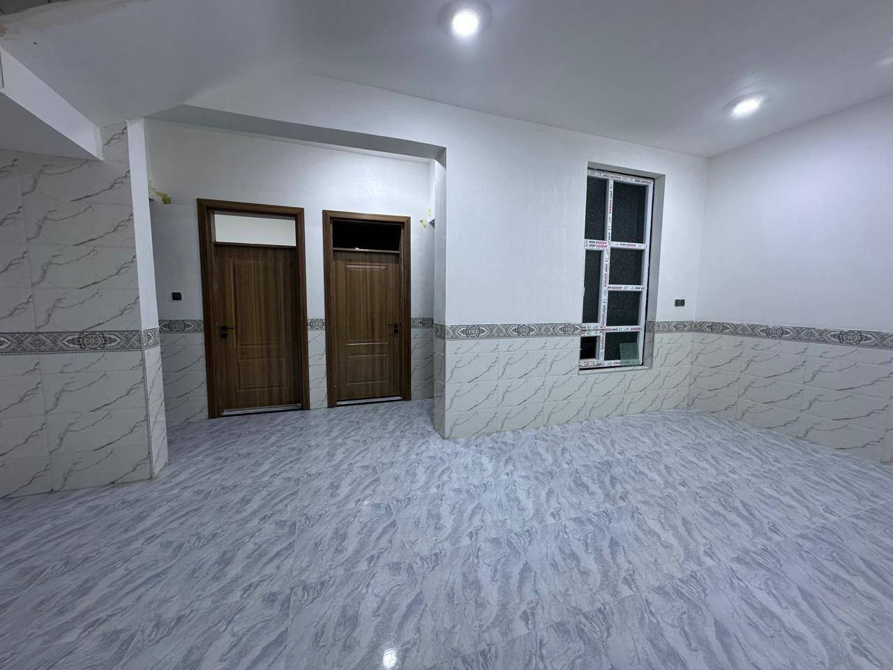 السعر112 َ لاابيع على المصرف العقاري ولا اراوس. بيت طابو صرف المساحة 200م غرفتين وصالة ومطبخ حار وبارد وديوانية وصحيات خارجية وداخلية ومناور البيت كامل بناءحجر البيت بعدة زيرو سنة البناء 2025 yang العنوان رمادي 6كيلو قرب مول زنبيل تواصل واتساب *********** ابو مصطفى
