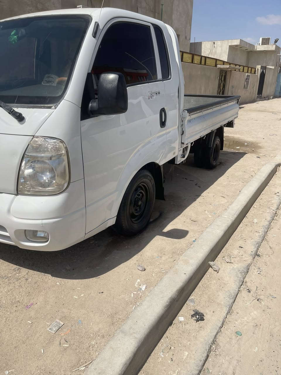 السلام عليكم كيه بنكو مفتوح للبيع  موديل 2012رقم بصرة تحويل مباشر السيارة مكفوله كفاله عامه لاضربه ولاصبغ ولافتح  مكينه لاتنقيص ولاتبخير شاصي رقم شاصي واضح تبريد شغاله ثلج السيارة ع وضع الشركة ماشيه 98الف  مكان السيارة البصرة سعرها 83$ وبيه مجال بسيط اتصل ***********)***********
