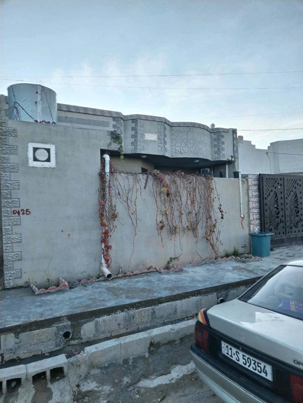 سلام عليكم
دار للبيع في الصالحي يبعد ١٠٠ متر من جامع الصالحي خدمات كامله تبليط ومجاري المساحه ٢٠٠ متر يتكون من كراج وحديقه واستقبال ومطبخ وهول و٣ غرف نوم واحده طابق ثاني مساحتها ٩ *  ٤  صحيات داخل وخارج حتى ستايكر مشتغلينه اعلى واحد بالفرع سنه البناء ٢٠٢٠ فول سيراميك فقط سقف ثانوي وصبغ بعد مامشتغلينه السعر ٦٢ 
***********