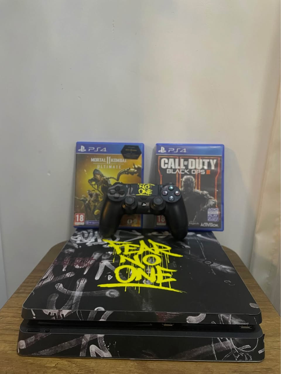 🎮 PS4 Slim

💾 1TB

📦 مع كامل الملحقات

🎮 يد أصلية

📀 أقراص:

* Mortal Kombat 11 Ultimate
* Call of Duty: Black Ops III

🎮 ألعاب داخل الجهاز:

* EA Sports FC 25 (Arabic)
* Far Cry 5
* Mortal Kombat X

💰 السعر: 310 ألف وبيه مجال Singapore


**إذا كنت صاحب هذا الإعلان وتريد حذفه لأي سبب، رجاءا أرسل رسالة إلى الدعم الفني**