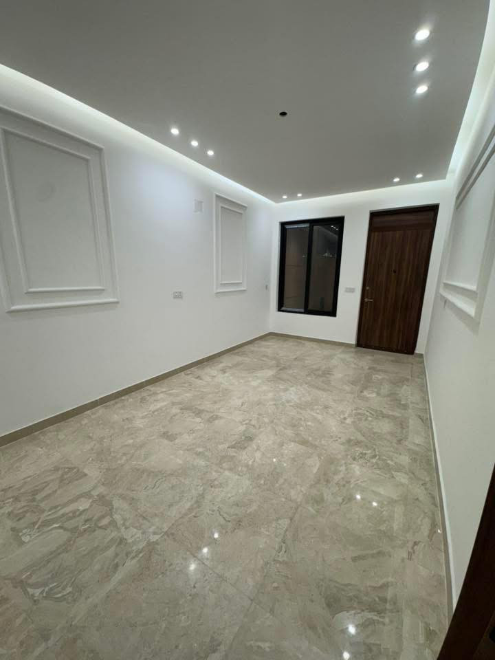 بيت 144م للبيع في منطقة حي البنوك / خلف لحوم البركه
محلة 319 

بناء حديث فول درجى اولى

واجهـة 4٫80م* نزال 30م

يحتوي على 

كراج سيارة

الطابق الارضي 

مدخلين للبيت ( مدخل استقبال منفصل ) 

ومدخل مطبخ + مطبخ حار

هول وجلسه + مطبخ + منـور 

+ حمام كبير + غرفه نوم 

الطابق الاول 

3غرف نوم كبيره + حمام )

الطابق الثاني 

بيتونه كبيره تنفع مخزن + سطحين امامي وخلفي كبيرين 

للاستفسار الاتصال بالرقم او مراجعة مكتب الجوهرة للوساطة العقارية الكائن في شارع الكنيسة 

***********
