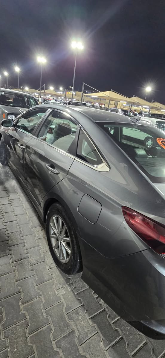 هيونداي سوناتا 2019 (وارد أمريكي) - للبيع 🚗
السيارة بحالة ممتازة جداً وجاهزة للاستخدام بدون أي مصاريف.

📌 المواصفات العامة:

 الموديل: 2019

 المحرك: 2400 CC (بحالة الوكالة)

 الممشى: 50 ألف ميل فقط

 الجير والمحرك: بحالة الوكالة (جير ومكينة كفالة)

 الحدادية والتبريد: بحالة الوكالة (ثلاجة)

🛋️ المواصفات الداخلية والأمان:

 كراسي (كشنات) جلد فاخرة ونظيفة جداً.

 نظام رادار جانبي للمساعدة في القيادة وتنبيه النقاط العمياء.

 شاشة تحكم مع كاميرا خلفية.

 تحكم ستيرن كامل.

الحادث عبارة عن بابين جهة السايق فقط، وتم تصليحهم بشكل ممتاز وبدون أي تأثير على شاصي أو لغد السيارة.

*********** للتواصل
