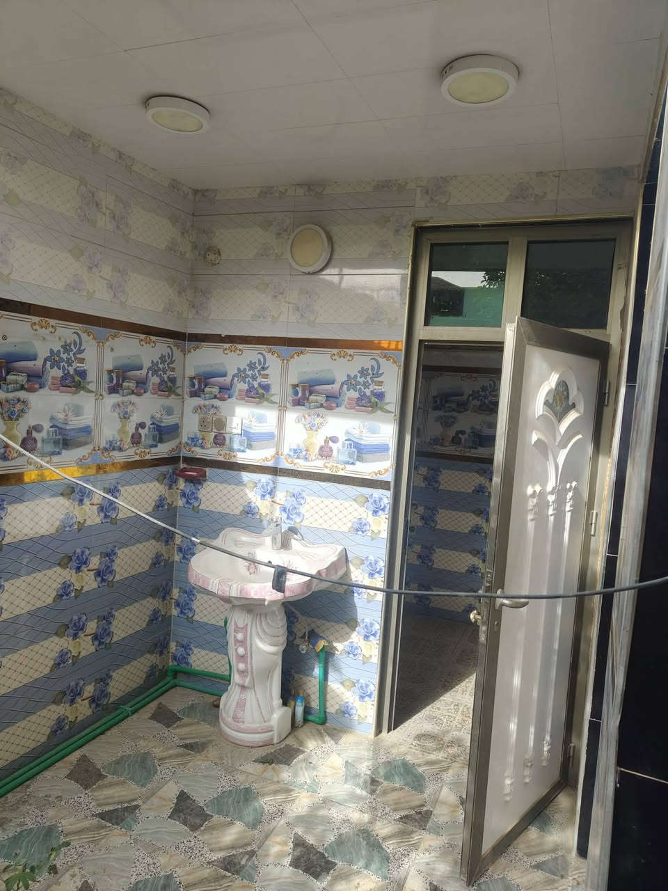 بيت طابو صرف مساحة 250م 
يحتوي على 3 غرف
وحدةجوه واثنين فوك
ديوانية ومطبخ حار وبارد
وصحيات جوه داخل البيت وخارج البيت واكو حديقة خلف البيت 
مكانة بالفرع الي مقابيل مستوصف حي العمال ب115مليون وبي مجال
@الجميع


**إذا كنت صاحب هذا الإعلان وتريد حذفه لأي سبب، رجاءا أرسل رسالة إلى الدعم الفني**