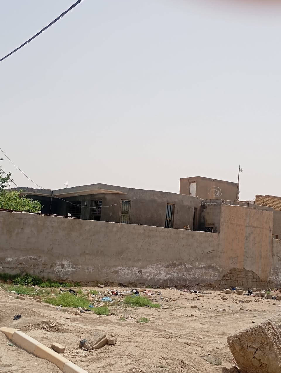 سلام عليكم بيت بحي الصدرين علشط مساحة300 ديوانيه 10*4 صالة 5ونص/7ونص.  غرف نوم 2 اضافه ترك  وره البيت يرهم مشتمل بيه غرفه وصحيات بيت كامل الاستفسار علا هاذة الرقم ***********
