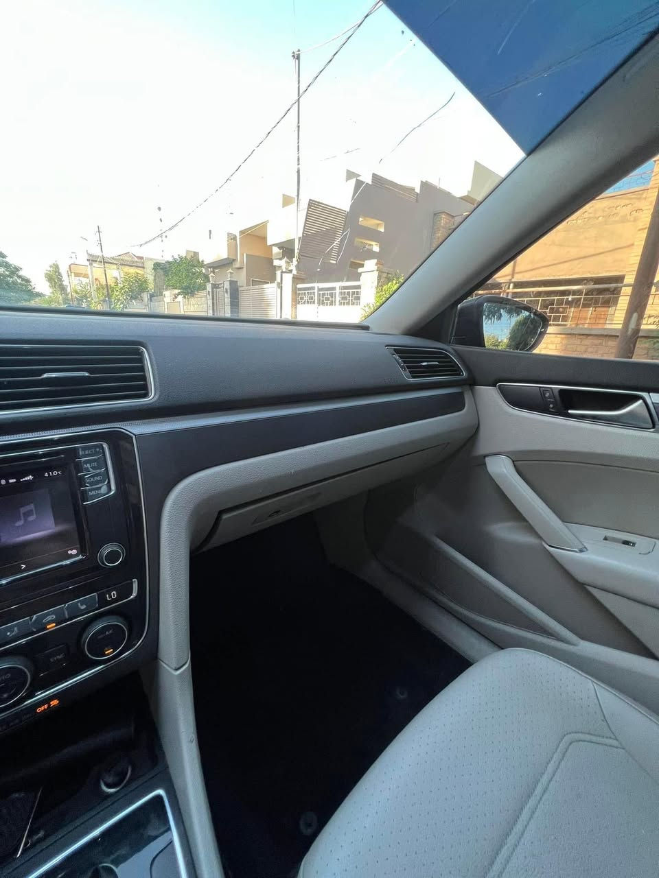 باسات R line  موديل 2017 وحيدة بكركوك
محرك 1.8 توربو 
الموصفات
 داخل ابيض
كشن كهرباء 
كشن هيتر 
كشن جلد 
رادار جانبي 
رادار مراية 
لايت black edition 
لايت زينون اربع عدسات 
بلاجكتور زينون 
ويل 19
دبل دوسات شركة ختم R line
لون سمنتي 
ضرر جامرلغين وبونيد 
ارباك راجع سستم 
‏ 135mile 
السعر 135وبيها مجال 
***********
