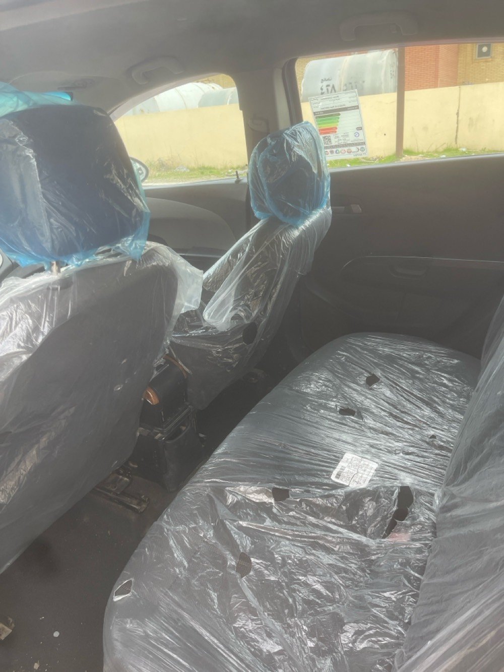 سيارة شيفروليه سونيك لون فضي موديل Hatchback، سيارة نظيفة ومستخدمة بشكل قليل. مثالية للاستخدام اليومي وتقديم الأداء الاقتصادي. الأجزاء الداخلية محمية بالبلاستيك لاستعمالها الجديد بشكل أكبر. سعر منافس وقابل للنقاش.