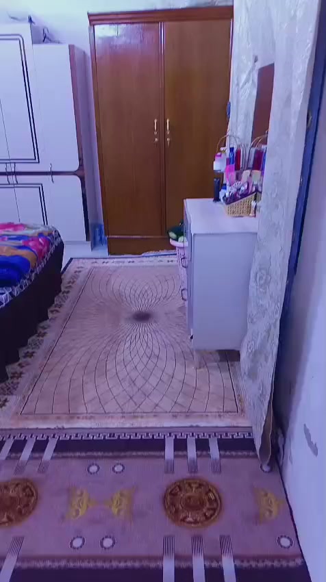 بيت للبيع في حي السفير قرب سوق العبيدي مساحه 100نزال 25 طابق ونص ***********
