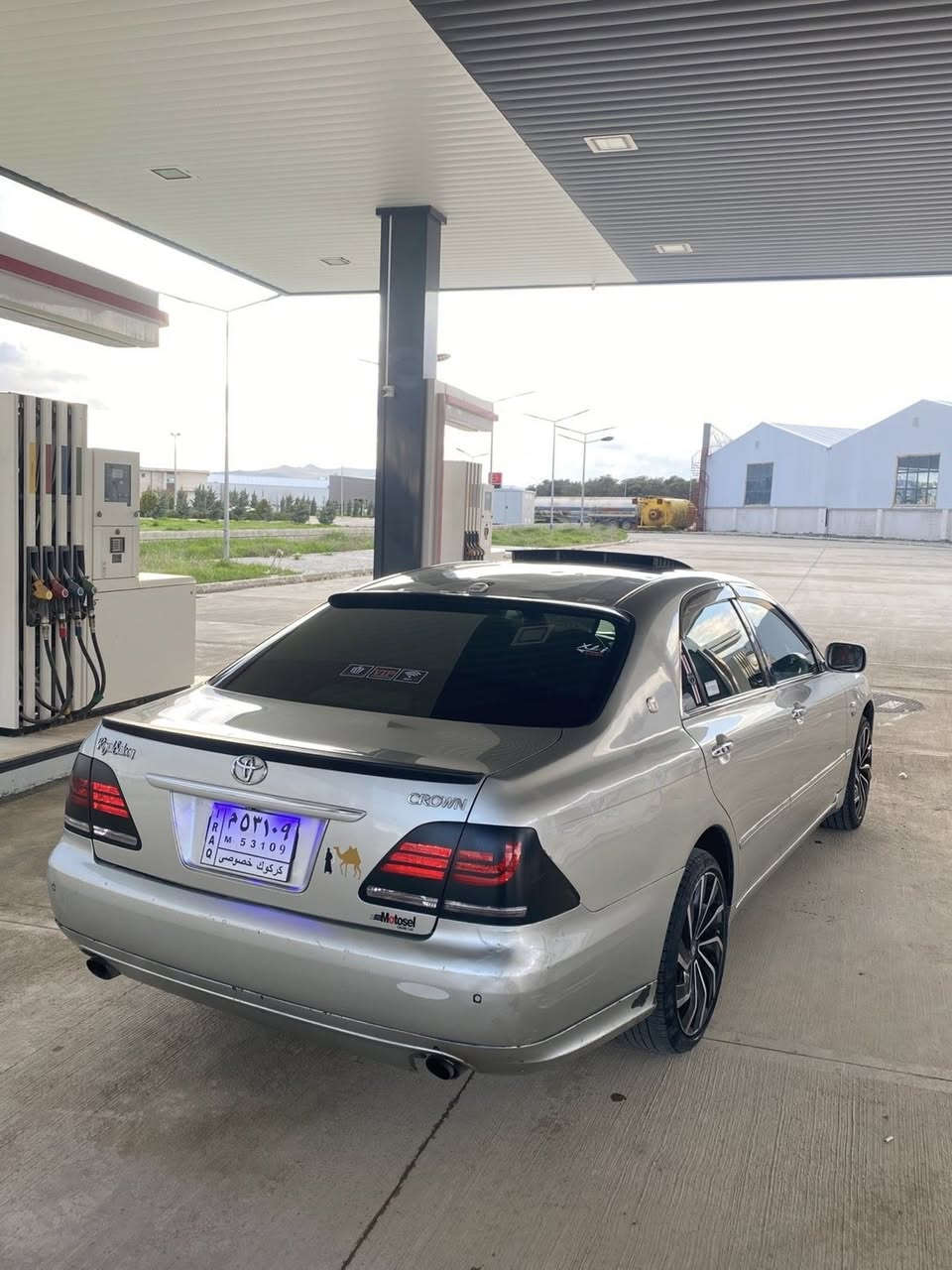 سەرەتا بەناوی خوای گەورە
شاهیینە ٢٠٠٥ بەسمە رەش 
بچووک بە بچووک ١٨٠ 
٤ تایە و ویلی لۆکی لە ژیرایە 
٢ دووگمەیە کامل جوانکاریە سەیارەکە 
بەشەرتی گێڕ و مەکینە و شەنسی کۆسەرە 
شوین سلیمانی 
ژ.م ***********
سعری ٤٥ گەڵا قفڵو کۆتای
