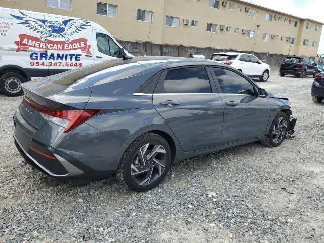 النترا موديل ٢٠٢٥  امركي الصنع محرك ٢٠٠٠ 
ماشية ١٥ الف حادث موجود وية الصور وبيها سونار مابيها اي تبديل او صبغ بس بارد ع مقدار الحادث 
فول مواصفات سلايد تدفئة بالكشن شاحن واير ليس تحكمات كل الجهات رقم فحص مؤقت مكانها بغداد للاستفسار 
الاتصال على الرقم *********** بغداد, العراق
