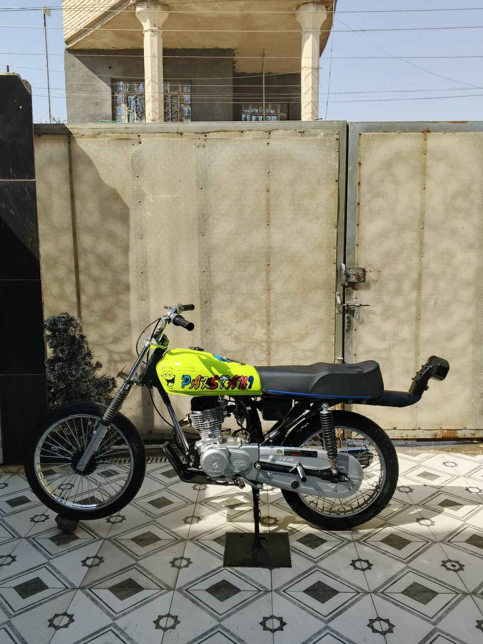 سلام عليكم دراجه رقم وسنويه للبيع دراجه نضيفه شوفت عينك مكينه خير من الله دراجه ما عوزه شي مرتبه ع اخر حبه سنويه ل30 مكاني بصره تنومه *********** لمو شراي لا يراسل.
