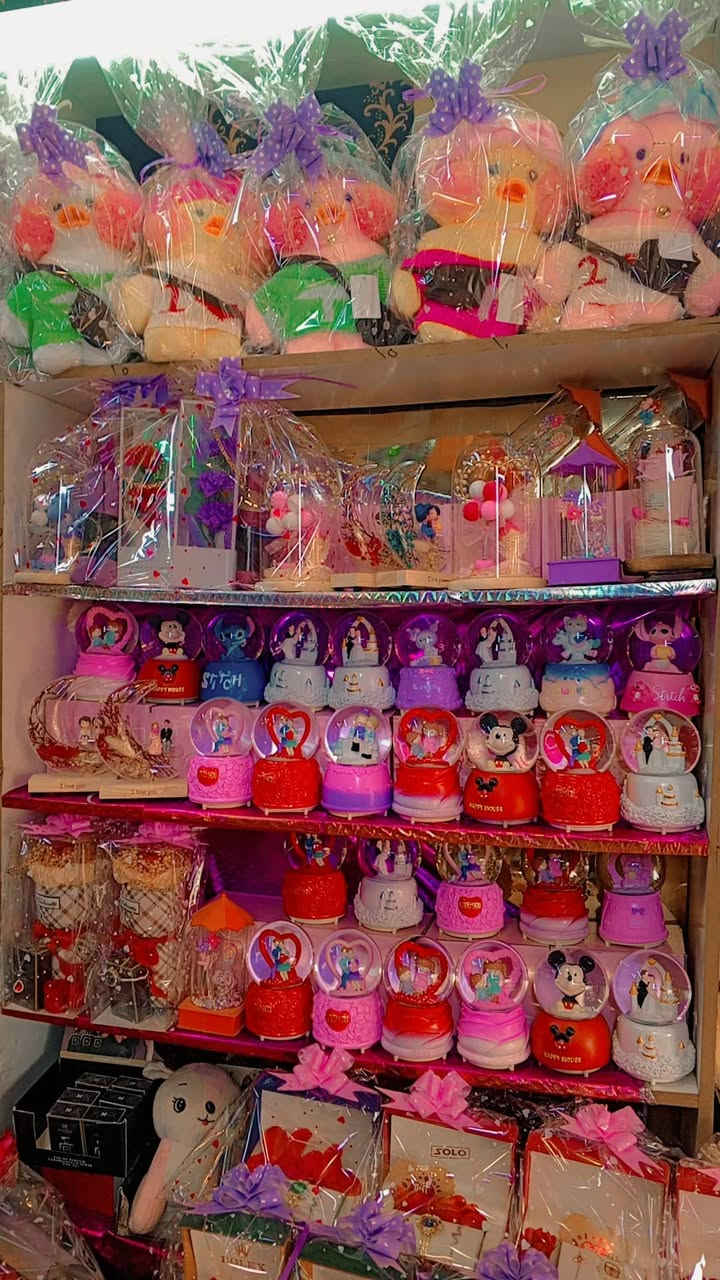 أجواء الميلاد بدأت يم سنتر كيمو🎅
أشجار أوربية كثيفة وفخمة، ملابس الاطفال بابا نويل وانواع الهدايا الرجالي والنسائي كرات زينة راقية، غزلان أنيقة، وبابا نوئيل يضيف لمسة سحرية لكل زاوية 🎁
متوفرة أيضًا جميع أنواع النشرات الميلادية بألوان وتصاميم مميزة ❤️
خلي ديكور بيتك يلمع بروح العيد ✨
تعالوا شوفوا التشكيلة الحصرية قبل لا تخلص 🌟***********
