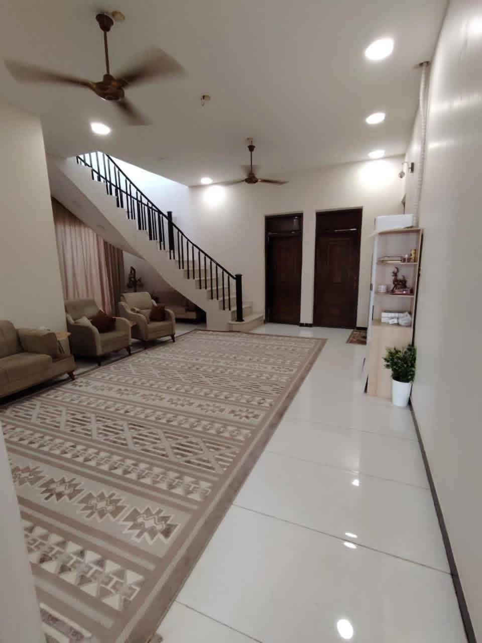 بيت للبيع
حي منصور نزله علوة السيد 
مساحه 350
طابو زراعي سند 25
بناء درجه اولى
البناء
استقبال ضيوف
استقبال نساء
غرفتين نوم في الاطابق الارضي
مطبخ حار 
مطبخ بارد
هول
حمامات داخليه مع منزع
الطابق الثاني غرفه + بيتونه

حمامات خارجيه +منزع
كراج سياره
حديقه 
مساحة البناء تقريباً 250
للستفسار
***********
