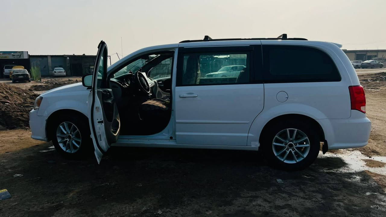 للبيع دوج كرفان 2014
السياره ضربتها فقط بنيد بدون دواخل ايرباك سليم 
المواصفات 
كشن سايق كهرباء 
بيبان خلفي و جنطه كهرباء 
سكليتر كهرباء 
بدل بريك كهرباء متحرك 
لايتات زنون شاشه قلاب 
6جام كهرباء 
رقم بغداد جديد …
السياره  بيها منضومه تبريد. حاويه 
راديتر ماء حاويه 
صدر جديد 
دبلات حاويه 
تخم تاير 
السياره بيها  اسفل باب السلايت ايمن بارد  
المكان / ذي قار / سيددخيل 
للأستفسار  الأتصال  
***********
السعررر 160  و بيها مجال
