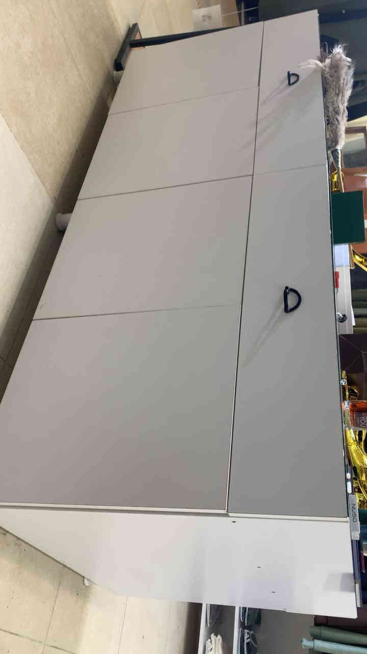 ميز خشب mdf الاصلي شرط مقاوم لكلشي السقف جام 6ml اربعه جرار واربع ابواب شفط قياس ارتفاع متر طول مترين سعرو 400 فصالو اغلى *********** مكانو العلم
