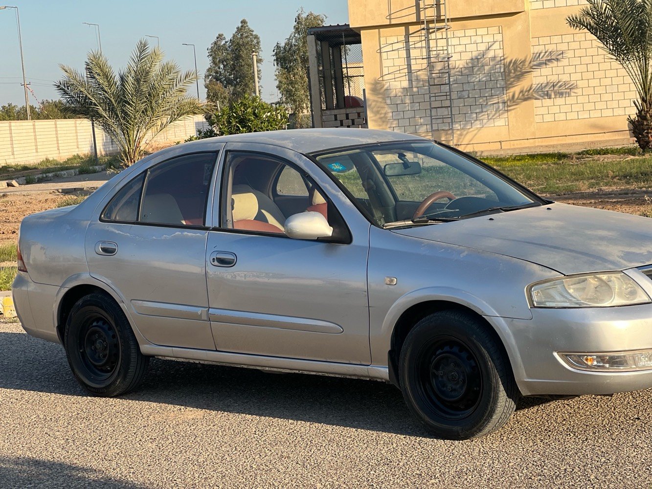 موديل ٢٠١٣ كوري مكفولة ماعدا بارد بسيط بالباب والسيارة بيه جراد بالصبغ 