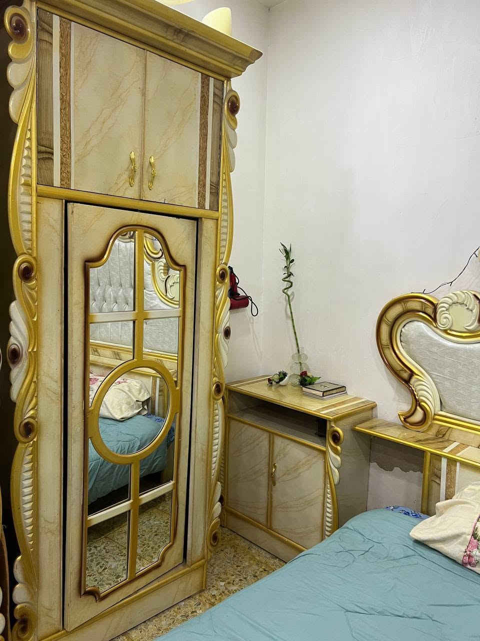 السلام عليكم  عندي غرفة اغشاب مفصلة تفصال للبيع السعر ٨٥٠ألف دينار عراقي وبيها مجال للشراي وللأتصال والأستفسار على الرقم الأتي***********

