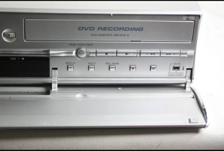 هذا الجهاز هو مشغل ومسجل 3 في 1 من شركة JVC (طراز DR-MX1SE).
يتميز هذا الجهاز بقدرات متعددة، تشمل:

مسجل فيديو VHS: لتشغيل وتسجيل أشرطة الفيديو القديمة.

مشغل ومسجل DVD: لتشغيل أقراص DVD وتسجيل المحتوى عليها.

قرص صلب داخلي (HDD): بسعة 160 جيجابايت، مما يتيح تسجيل ما يصل إلى 300 ساعة من المحتوى. 

كما يدعم الجهاز خاصية "النسخ بـ 6 طرق"، والتي تسمح بنقل المحتوى مباشرة من أشرطة VHS إلى القرص الصلب أو أقراص DVD.


**إذا كنت صاحب هذا الإعلان وتريد حذفه لأي سبب، رجاءا أرسل رسالة إلى الدعم الفني**