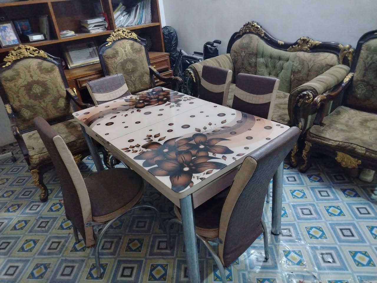 السلام عليكم ورحمة الله وبركاته
تخم قنفات نضيف للبيع معى ميز طعام وملحقاته السعر ٣٥٠ الف التواصل عبر الواتساب ***********
