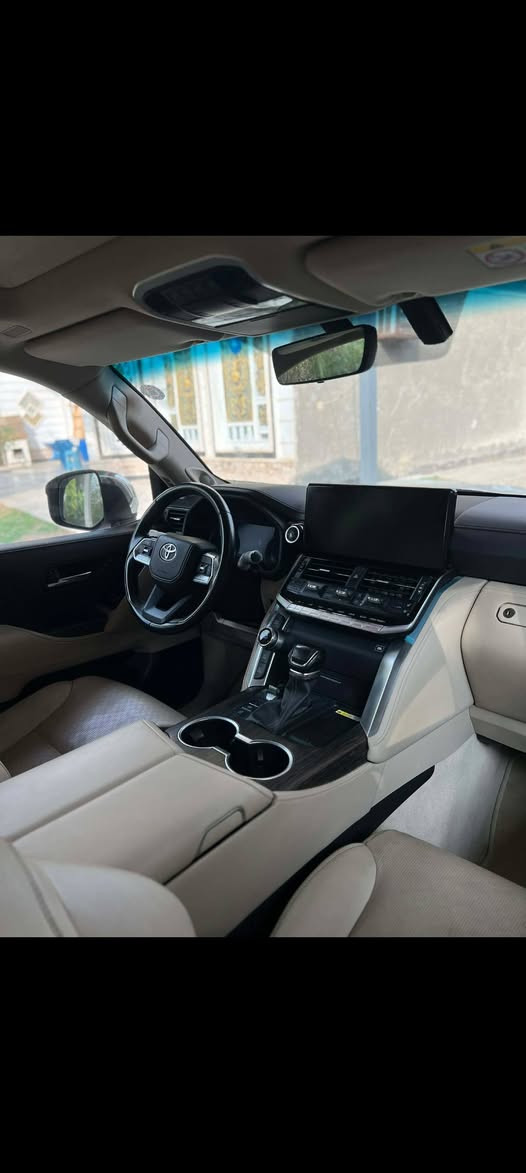 السلام عليكم،
سيارة لاند كروزر توين توربو VX 2022 مراوس فقط بالون اسود 
مواصفات السيارة
•  الموديل: 2022
•  الفئة: VX
•  الحالة: جديدة، بيها بارد بالباب 
•  المحرك: توين توربو VX
• تحويل مباشر 
• رقم اربيل
المواصفات الداخلية
•  رادار أمامي
•  رادار خلفي
•  حساسات جانبية
•  شاشة كبيرة أمامية
•  شاشتين خلفيتين
•  مري شفط
•  كراسي كهربائية أمامية (2)
•  فتحة سلايد روم
•  كراسي تدفئة تبريد + المقود
• المقود تحكم كهرباء 

تفاصيل إضافية
•  
•  مجال للتفاوض
•  للتواصل: ***********
•  واتساب متوفر
