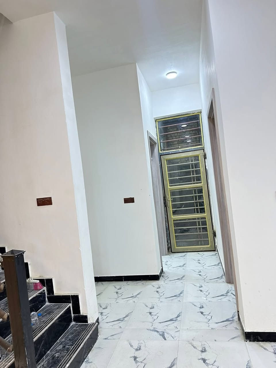 الدار للايجار ٢٠٠متر غرفتين وصالات ٢ ومطبخ وصحيات وطارمه العنوان التقيه الثالثه مجمع الروان للاستفسار ***********
