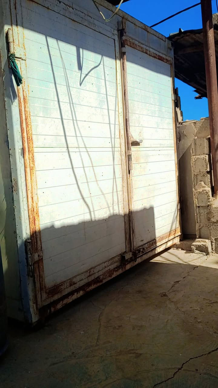 سلام عليكم براد للبيع  حاويه الماني  السعر 50 ورقه الجهاز طرحي الماني *********** المكان بغداد
