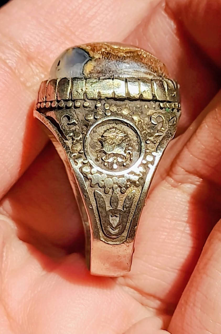 خاتم معدن غير لاقط للمغناطيس متوج بحجر عقيق عين الديب اليمني مقاس ٢٥ و الطلب او التواصل علي الخاص فقط ولا يوجد شحن ولا توصيل


**إذا كنت صاحب هذا الإعلان وتريد حذفه لأي سبب، رجاءا أرسل رسالة إلى الدعم الفني**