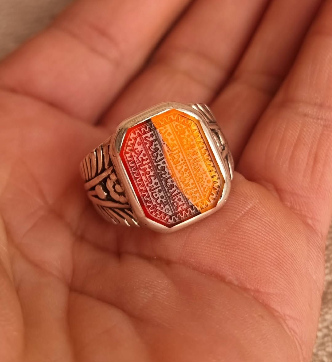 لوحه فنيه عقيق يماني زعفران مخطوط خط يدوي المبدع الأستاذ السيد علي ابو غربان 🔥سورة الإخلاص المباركه كامله 
بصياغه يدويه ثقيله للبيع مكاني بغداد يوجد توصيل إلى جميع المحافظات للبيع فقط فقط أحبتي الغوالي ما اراوس بس ابيع 
***********
