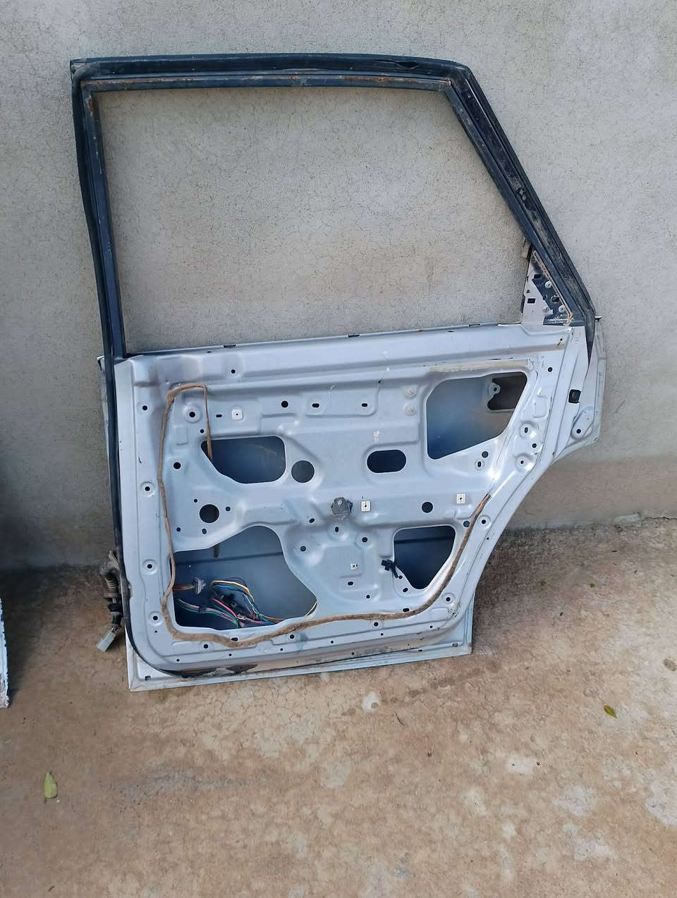 متاح بواب مازدة الخلف زوج والامامي اليمين ***********
