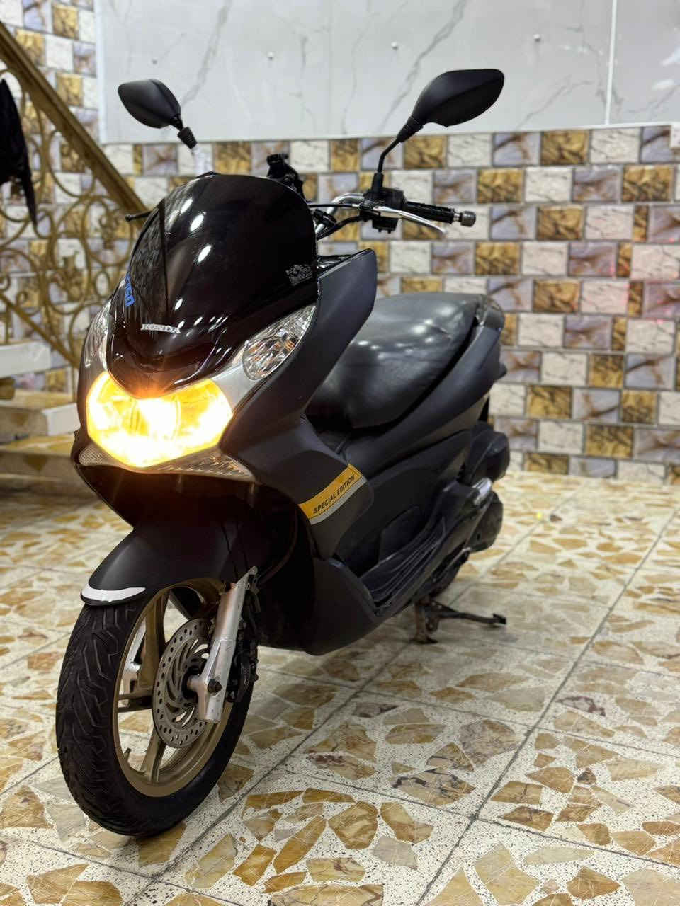 السلام عليكم للبيع دراجه pcxجيل الاول  دراجة  ماخذها رمبه الدراجه وأعلى ايدي حجم مكينه 150ياباني الاصلي دراجه جديده مال جناي وعلئ ايدي لون برستيج ويل ذهبي   
ياباني الاصلي دراجه كامله أستان كهربائي حساس ازدحام سويجات دراجه جديده الدراجه  احلا من الصور مال جناي المكان بغداد دراجة مكفوله اي نقص مابيه السعر 1350
وبيها مجال بسيط  
اي استفسار ***********
