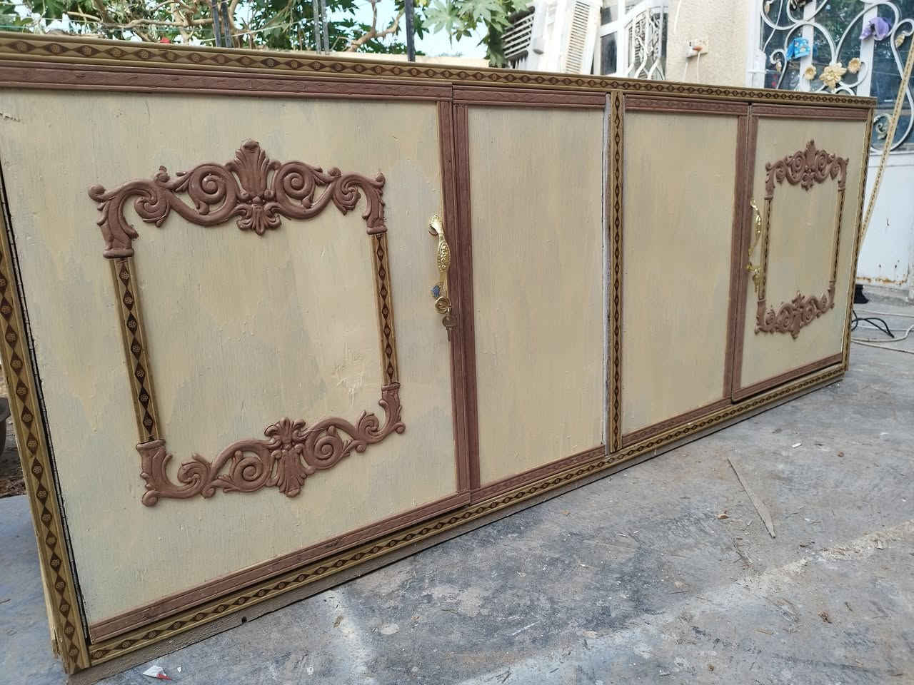 يا الله السلام عليكم بوفيه صاج داخل خارج شغل توصا مو سوكي سعر 65 الف مكاني ابو غريب ***********  ***********  تفاصيلهه طول مترتين  وعشرين ارتفاع متر  نزال 70 وبالعافيه لتصير من نصيبه
