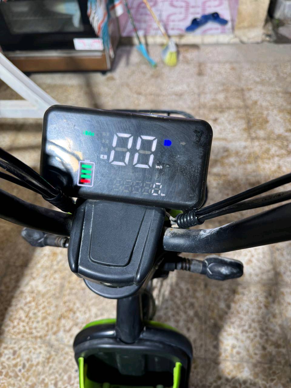 السلام عليكم 
دراجه شحن قياس 20 لون زيتوني اربع بطاريات بريك امامي خلفي سرعه حقيقه 60 لايت عالي ناصي السعر 300 مكاني بصره خور الزبير الرقم ***********