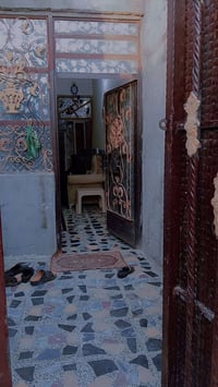 عندي بيت 90 متر كامل خدمات ماء كهربا مجاري تبليط وقريب عل سوق وطابقين ...