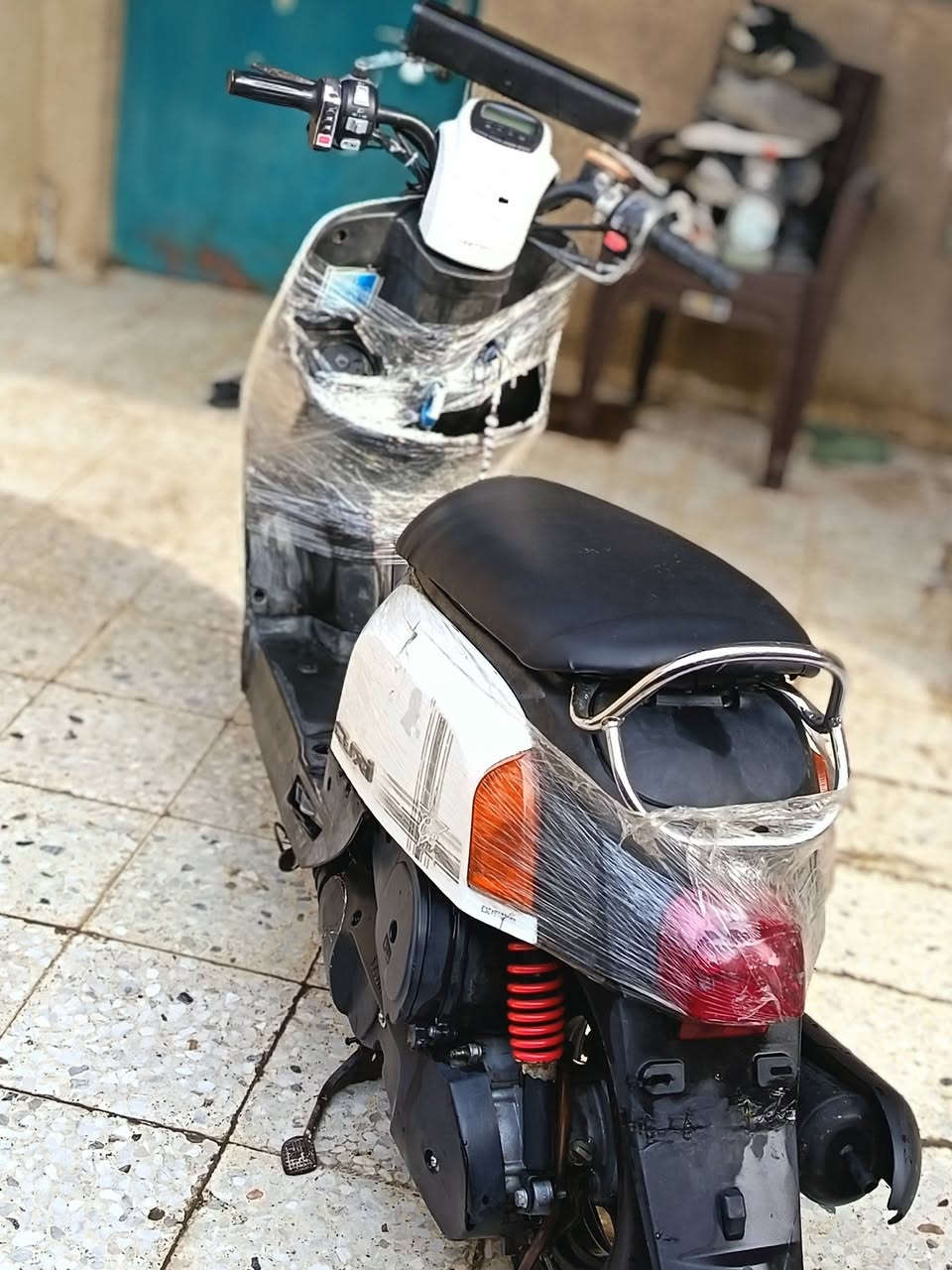 السلام عليكم دراجه بوليس نوزل للبيع ما مفتوحه كفراته ختم واحد دراجه كفاله عامه اي نقص ما بيه بيه منفنيس كهرباياته كله شغاله سعر 750 وبيه مجال  مكاني الشعب رقم التيلفون ***********
