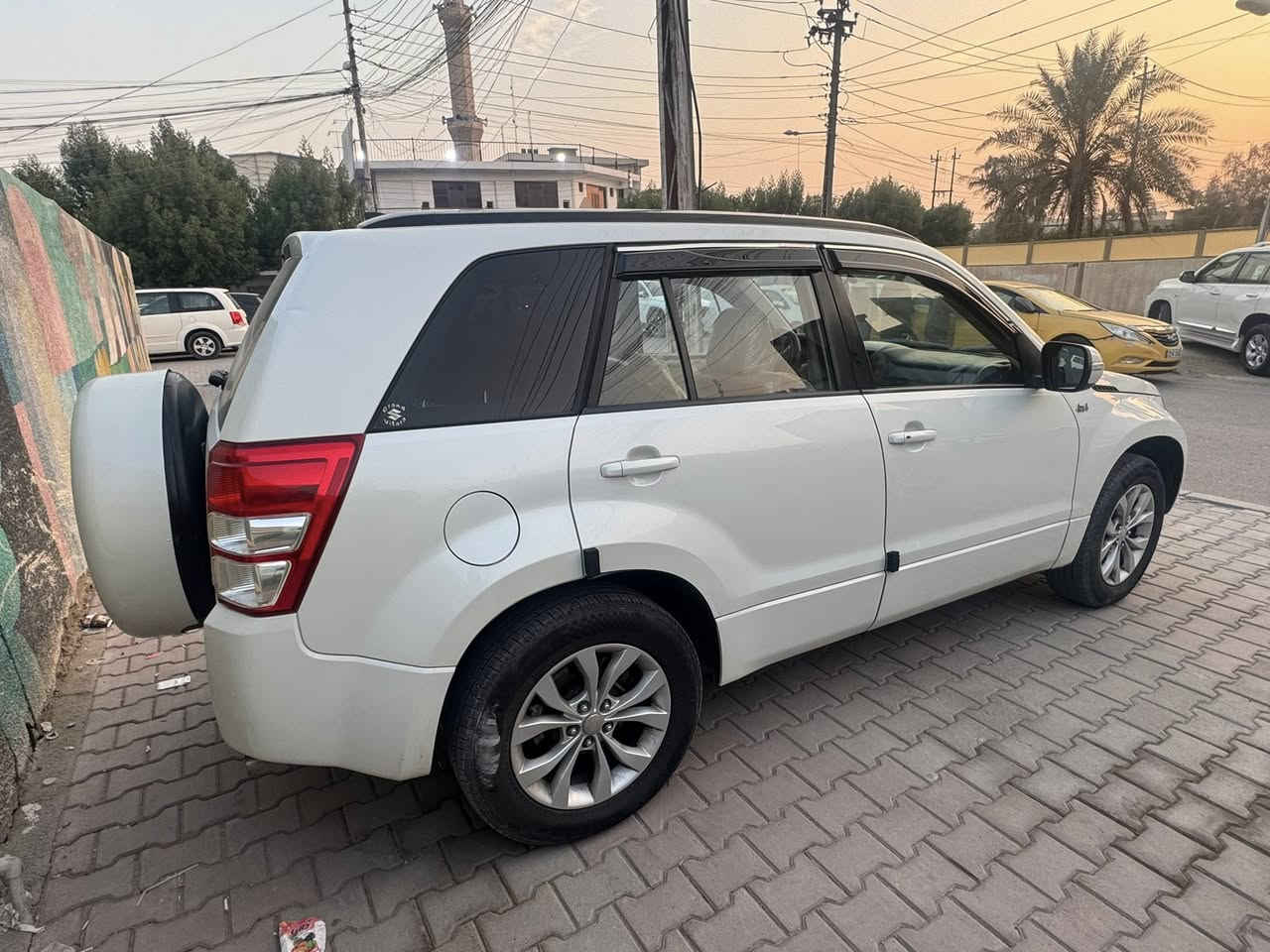 السلام عليكم 
سازروكي كراند فيترا 2014 ياباني اصلي كفاله عامه من كلشي ضربه وصبغ وبارد محرك 2400 مكفول هو والكير ماشيه 110
دفع رباعي مكاني بغداد العامريه السعر 123 وبيها مجال 
مكاني بغداد العامريه *********** محمد ( الخاص مغلق)
