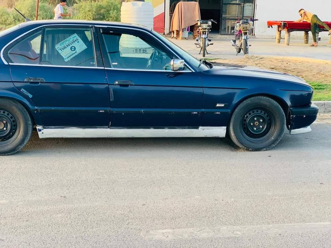 سلام عليكم BMW525اصل بليته وسنويه موديل 1993مسكر فانوس  كير اتو   فتحه شغاله سنتر  لوك شغال بيها منضومه صوت كزوز رياضي  سعر ٤٠وبيها مجال قليل  سنويه ٢٨. رقم الهاتف ***********مكان سياره النجف الاشرف واتساب موجود  مراوس هم ترهم بس مو bmw
