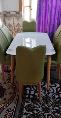 طاولة طعام ٦ كراسي • تجم ١٠ مقاعد نظيف • فاترينا