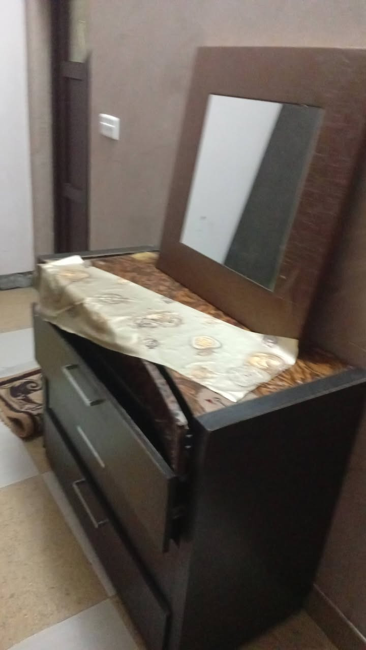 غرفه نفرين للبيع بسعر مناسب
غرفه نفر كنتور +سرير بسعر مناسب 
مكانه بغداد العامريه
***********
