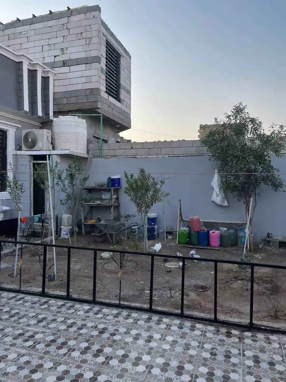 دار للبيع جزيره شارع اليوبه قريب من مدرسه الفاح الهلية ٣١٠متريتكون من ٣غرف وديوانية  وهول وموزع وكليدور مناور عدد2حمام شرقي وغربي تواليت خارجي كراج يشيل سيارتين حديقه كلش جبيره طابوزراعي مشتري من ابوالرض نفسه طابو زراعي سند 23 بناء درجه اولى شيش كله ابو16صطح سويته بساقله سعر١٣٨قابل للتفاوض هاتف ***********
